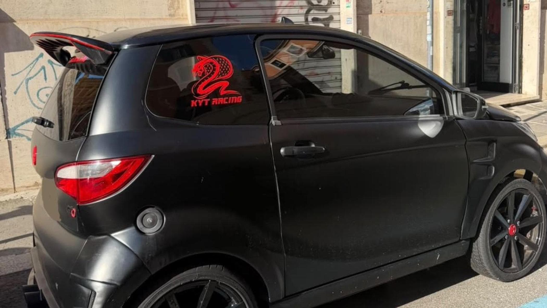 sticker di un cobra led e alettone la minicar delle aggressioni a roma era parcheggiata sotto casa da Roma.repubblica.it sticker di un cobra led e alettone la minicar delle aggressioni a roma era parcheggiata sotto casa