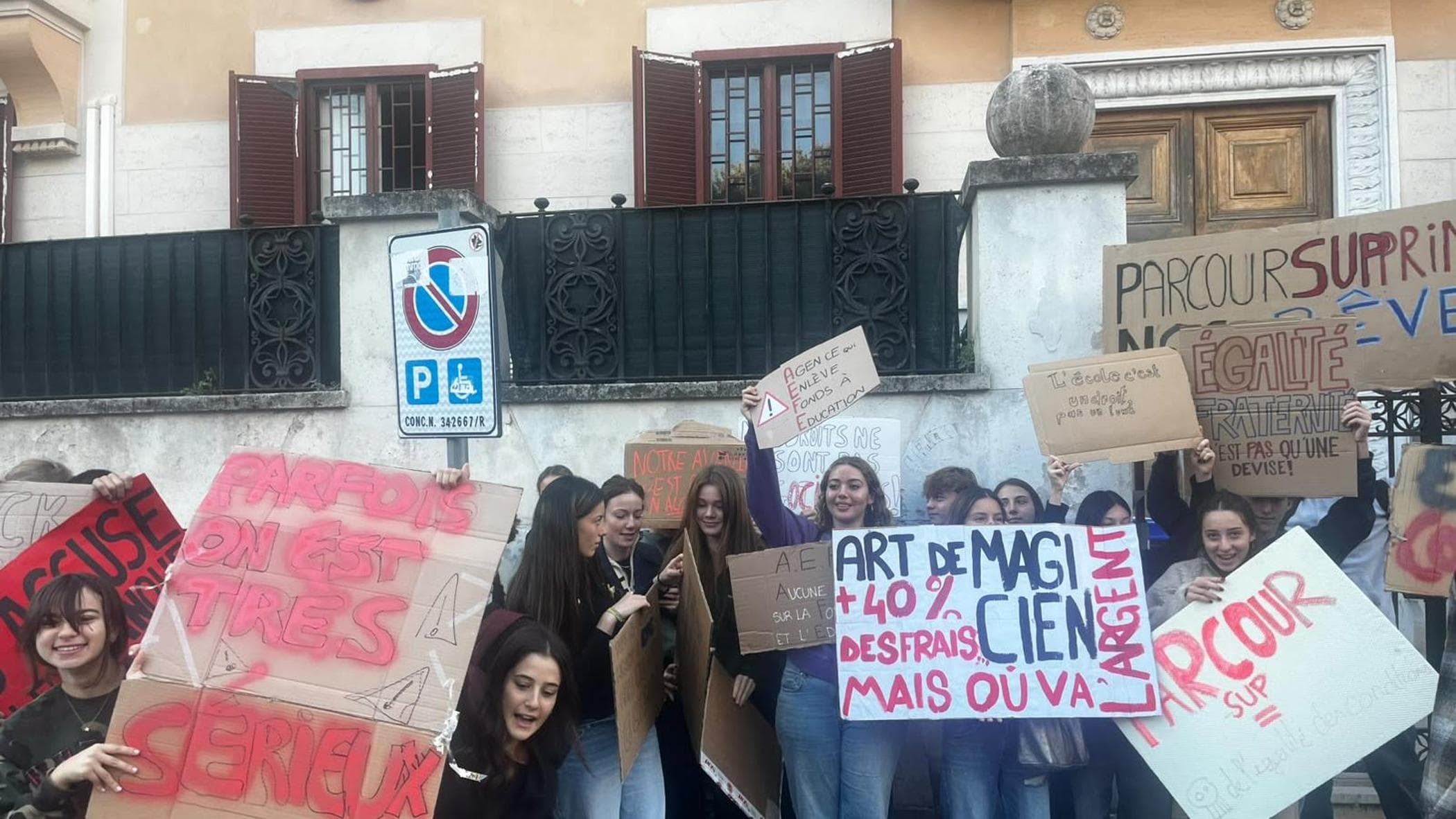 Rette alle stelle e tagli all’istruzione: la protesta dei licei francesi all’estero parte da Roma