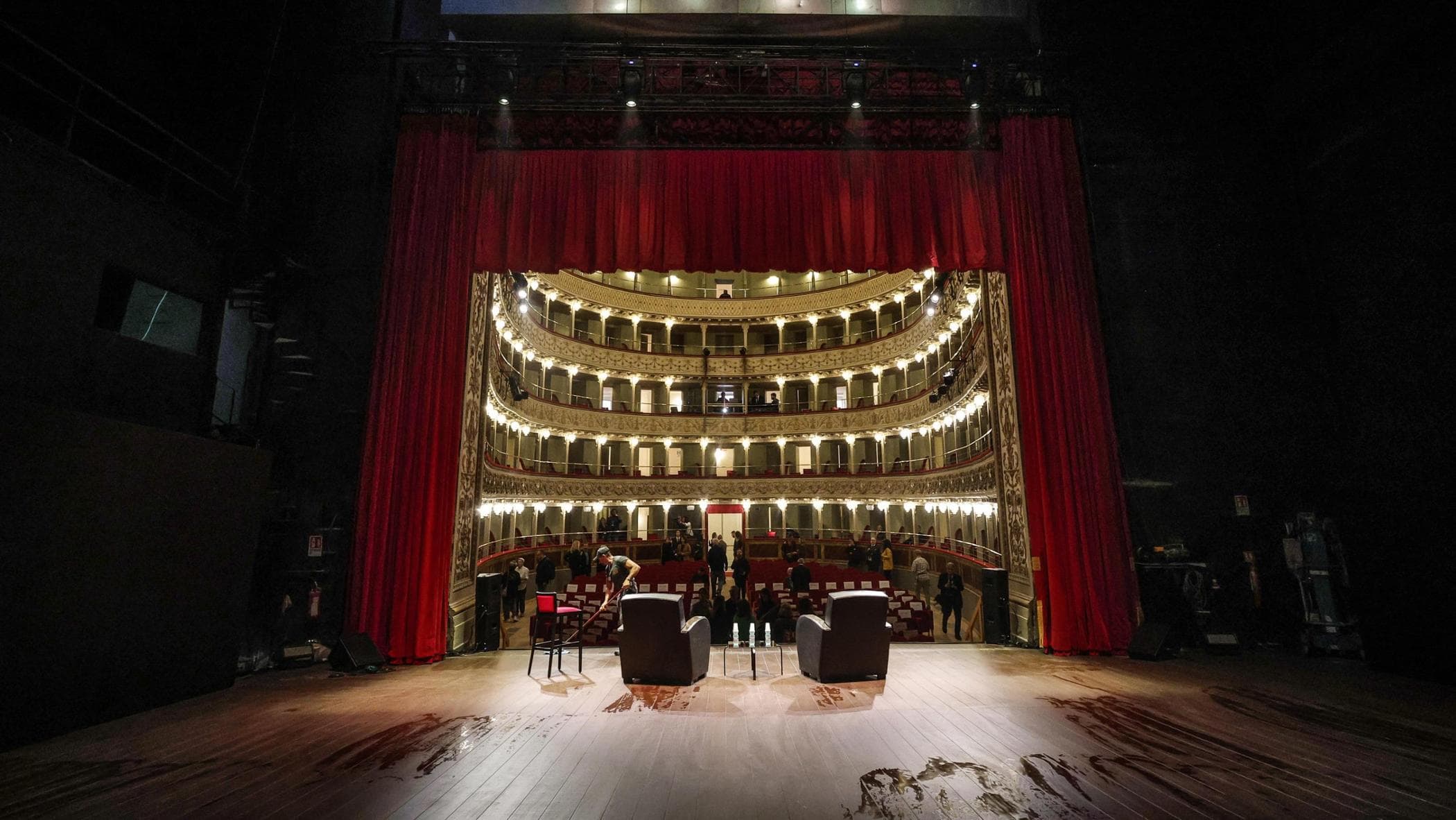 Teatro Valle, apre Pirandello di Piccolo: in platea attori e politici. “Ringraziamo chi ha lottato”