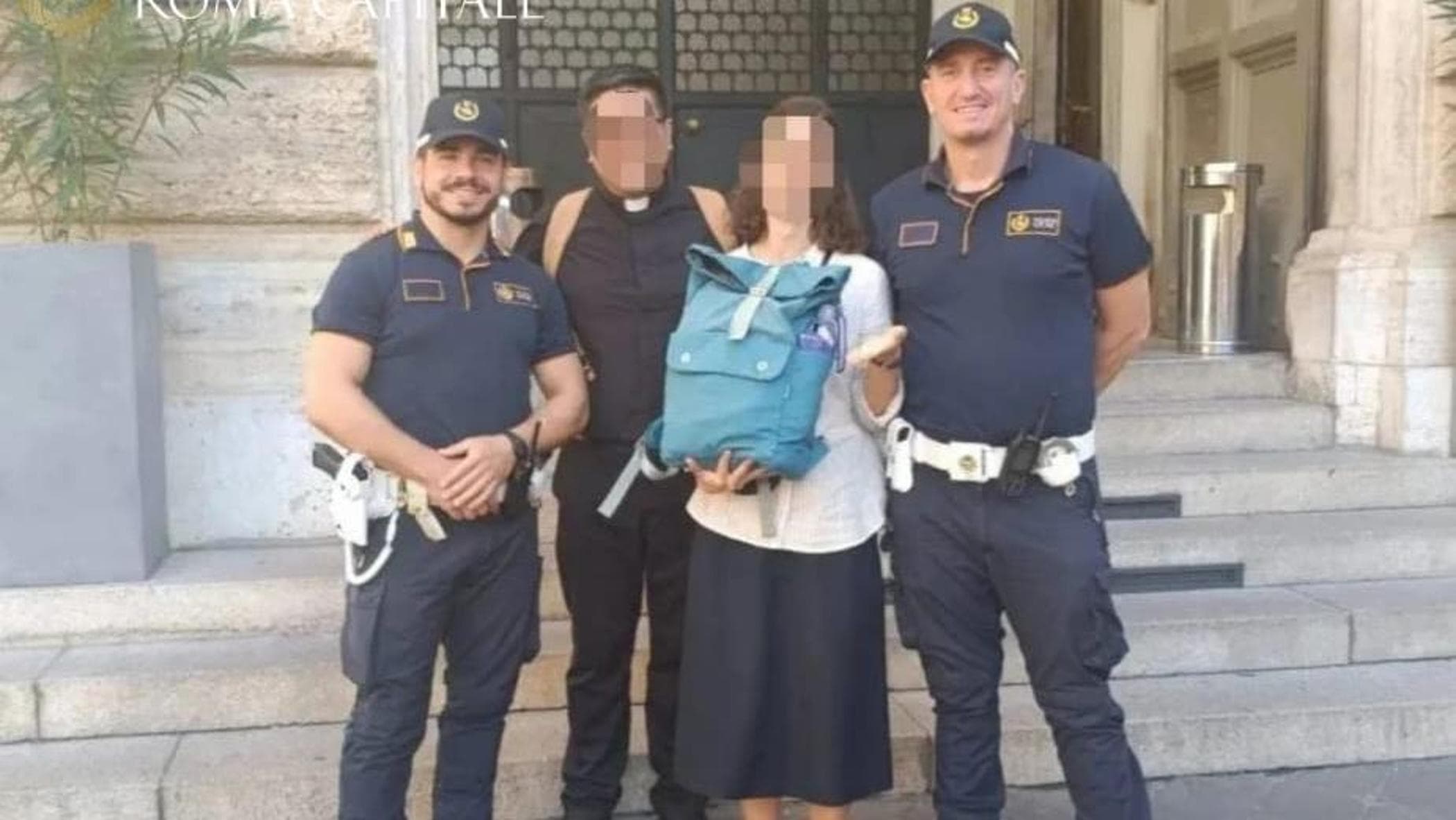 Fontana di Trevi, rubano lo zaino a una suora: la polizia locale lo recupera e glielo restituisce