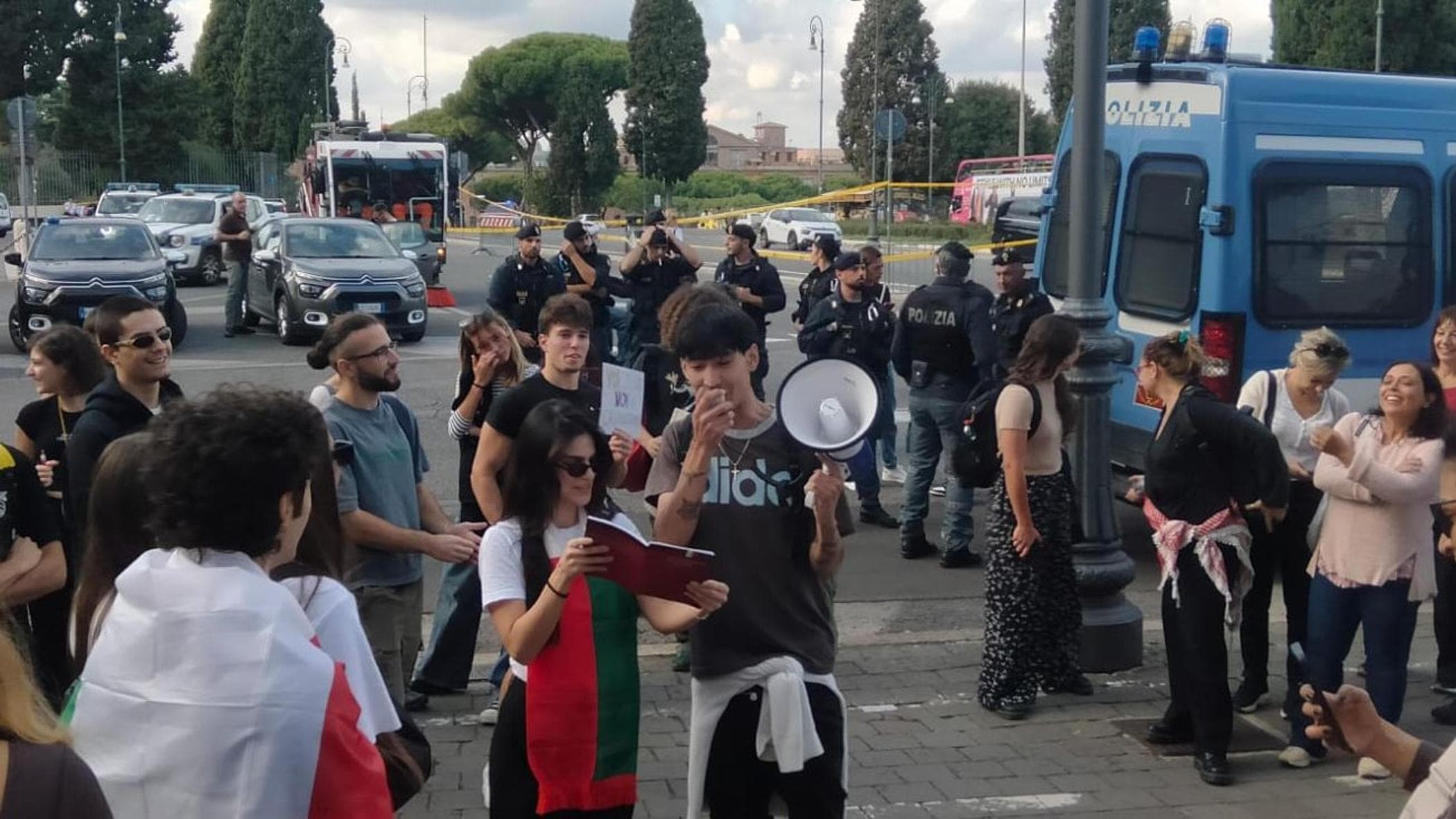 Telegram, Spotify e il rapper Babydr4go al megafono: ecco il corteo romano di “Italia in Piazza”