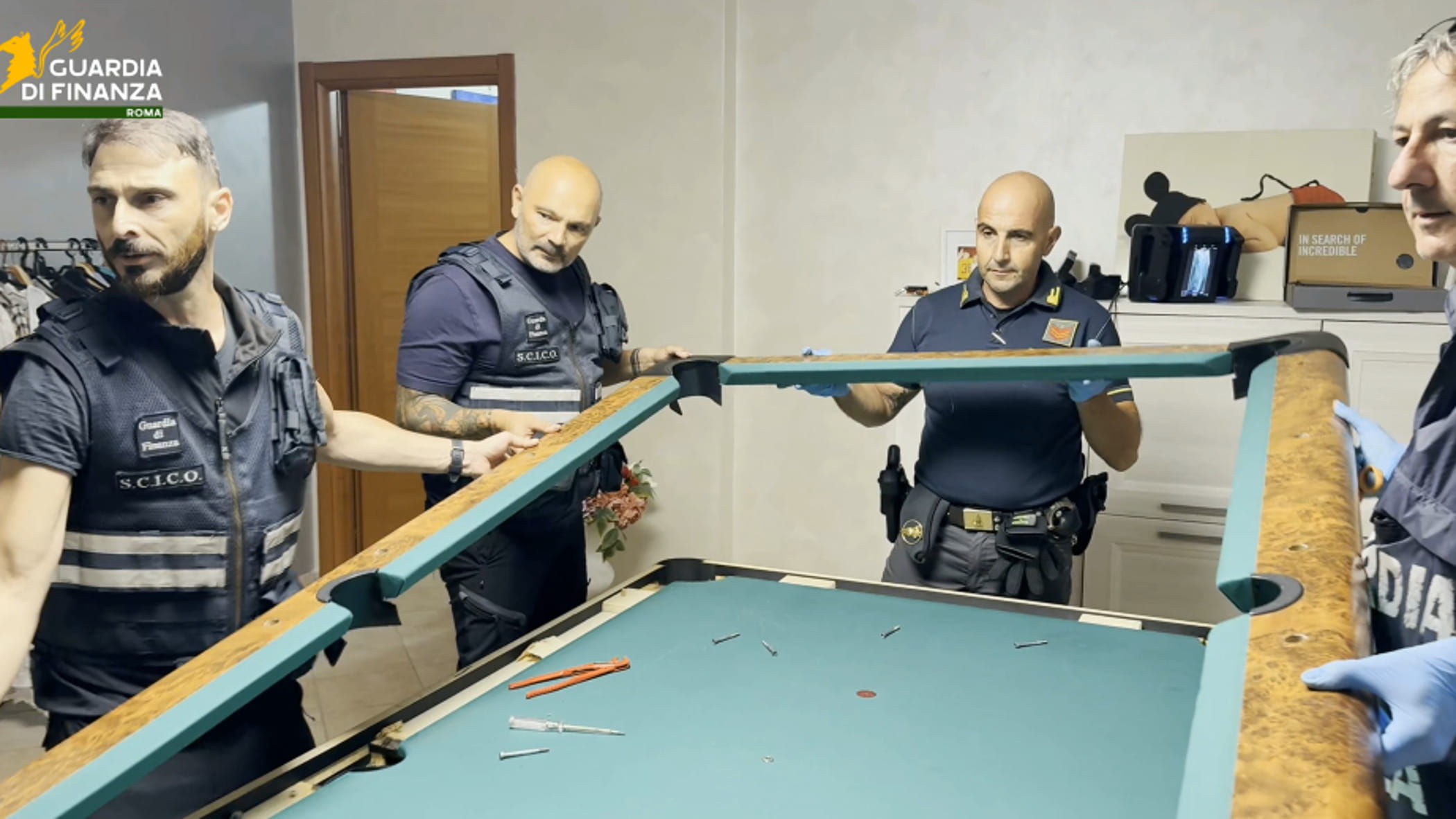 Maxi frode fiscale tra Roma e Latina: soldi e gioielli nascosti dentro un tavolo da biliardo