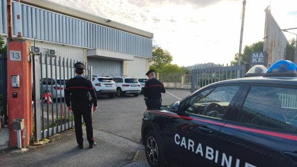 Precipita dal tetto di un capannone industriale e muore a 24 anni: stava tentando un furto