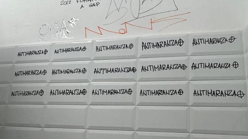 Liceo Cavour, scritte “antimaranza” e croci celtiche nei bagni: la denuncia degli studenti