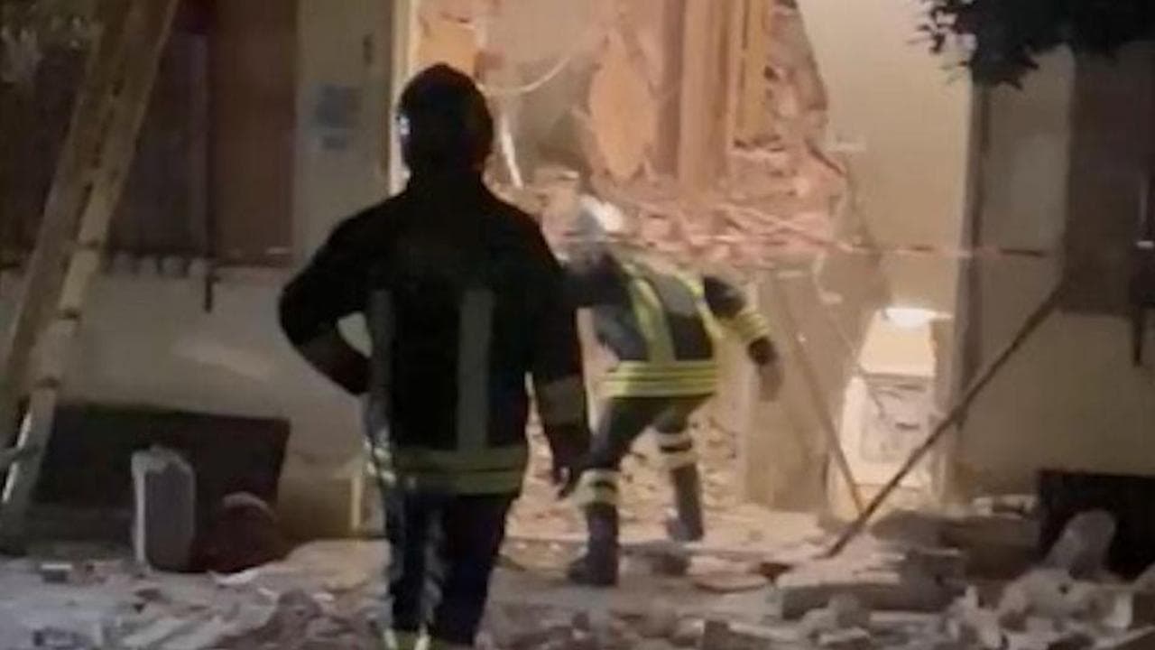 Esplosione nella notte a Ostia, bomba carta distrugge l’androne di un palazzo: due feriti