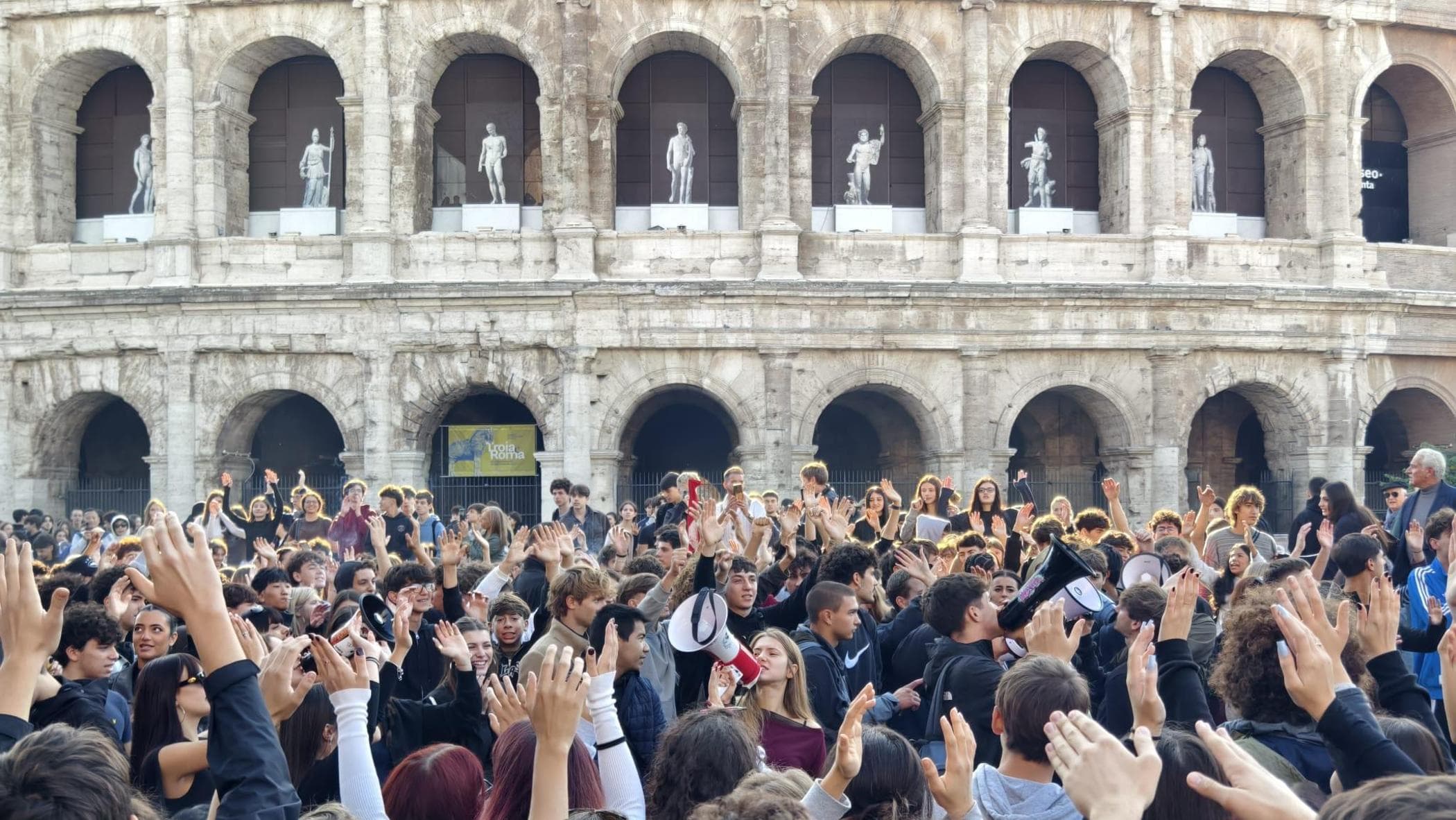 manifestazione a roma la diretta studenti e lavoratori in piazza per lo sciopero generale da Roma.repubblica.it manifestazione a roma la diretta studenti e lavoratori in piazza per lo sciopero generale