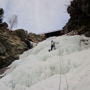 Cogne, alpinista cade dalla cascata di ghiaccio: grave dopo un volo di ...
