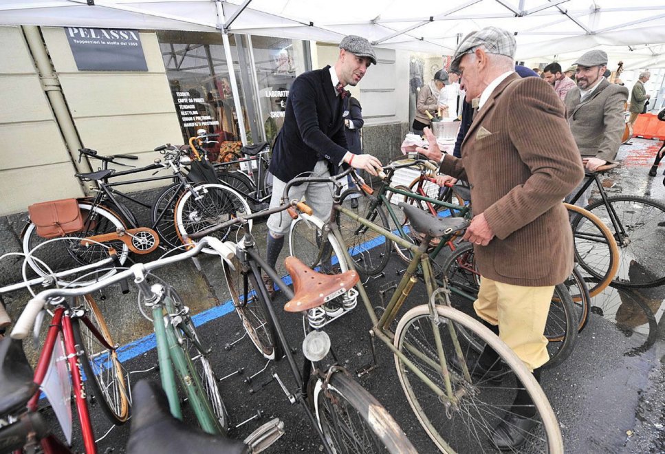 Biciclette e abiti d'epoca: tutti in sella con la \
