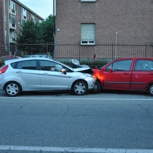Colto da malore perde il controllo dell'auto e si schianta contro tre ...
