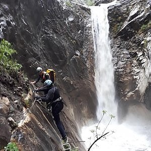 Cade dalla via ferrata e finisce sotto una cascata, escursionista ...