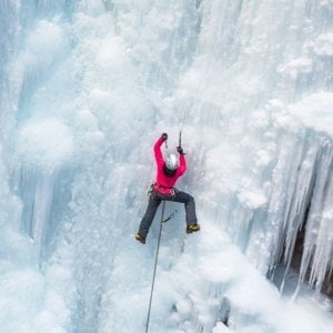 Cade da una cascata di ghiaccio a Cogne: in rianimazione un rocciatore ...