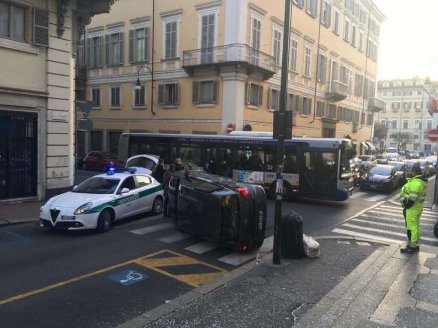 Torino, tanta paura in centro per un'auto che si ribalta - la Repubblica