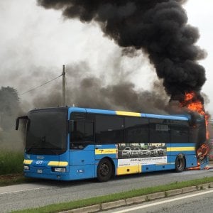 Pinerolo: attimi di paura sull'autobus degli studenti, prende fuoco mentre viaggia