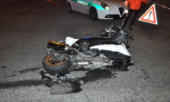 Doppio scontro tra auto e moto nella notte a Torino, morti due centauri ...