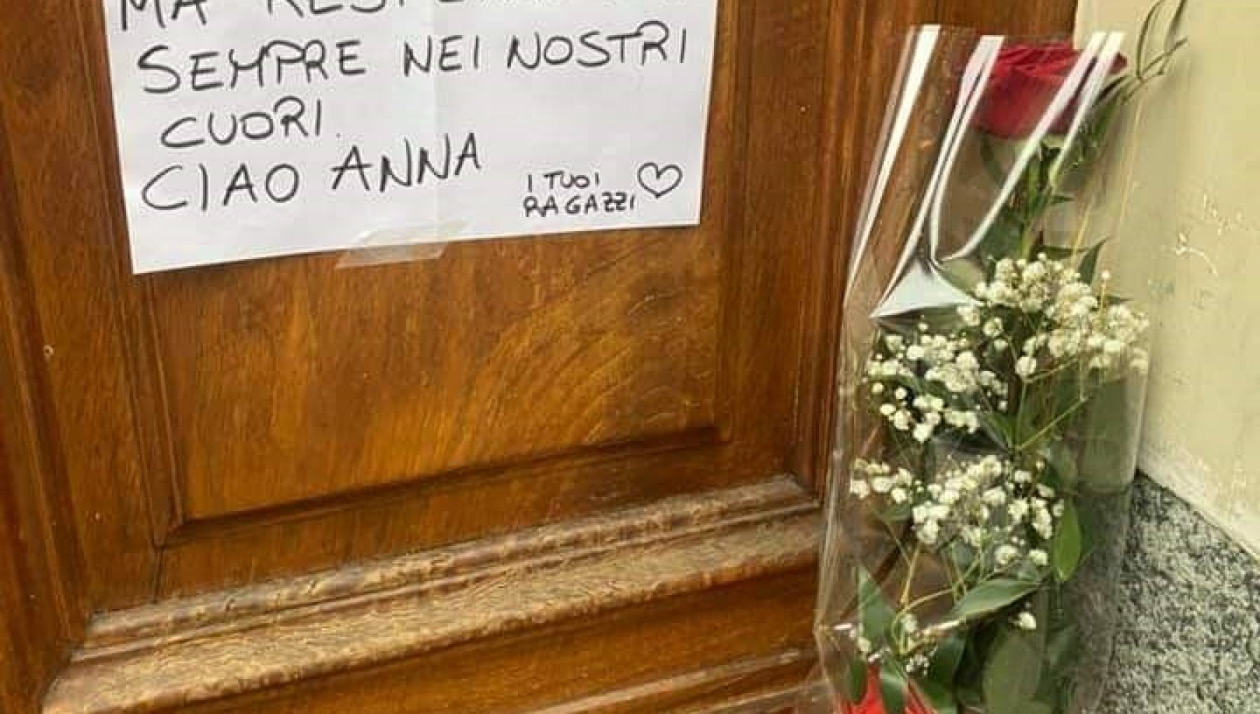 Una rosa e un biglietto davanti alla porta del liceo, per l'addio alla prof Anna - Vimarsana News