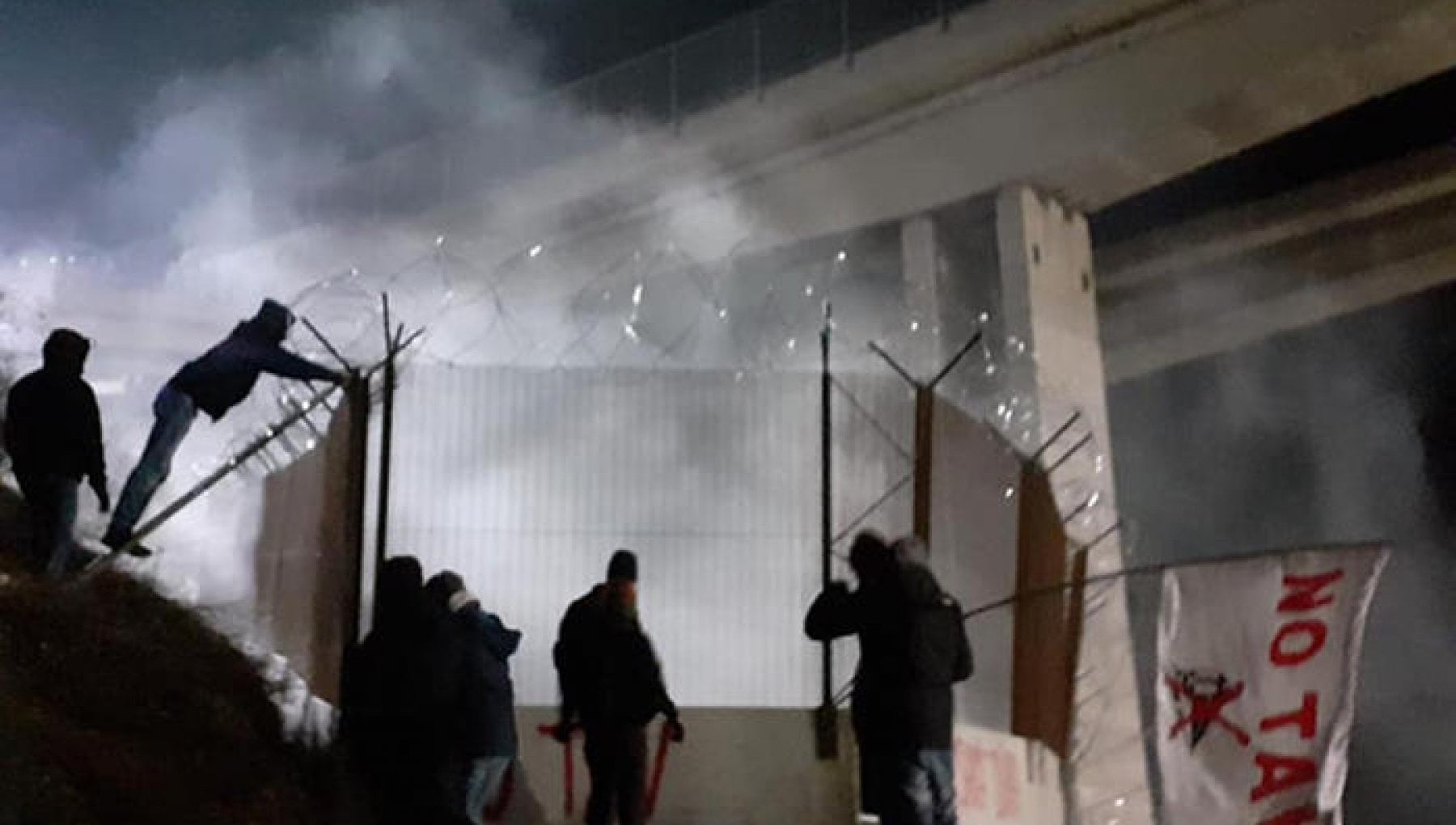 Notte di tensione in Valsusa, petardi e razzi contro il cantiere della Tav - Vimarsana News