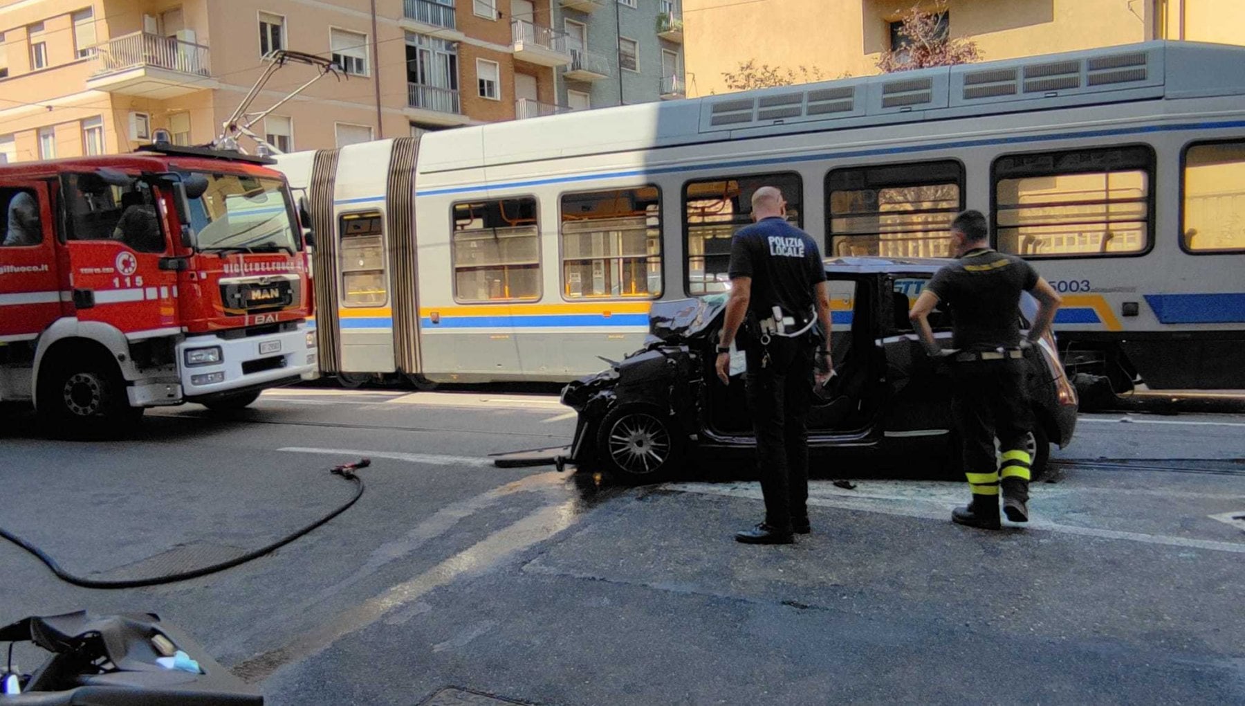 Le scoppia una gomma, sbanda e finisce con l'auto contro un tram: ricoverata in ospedale - Vimarsana News