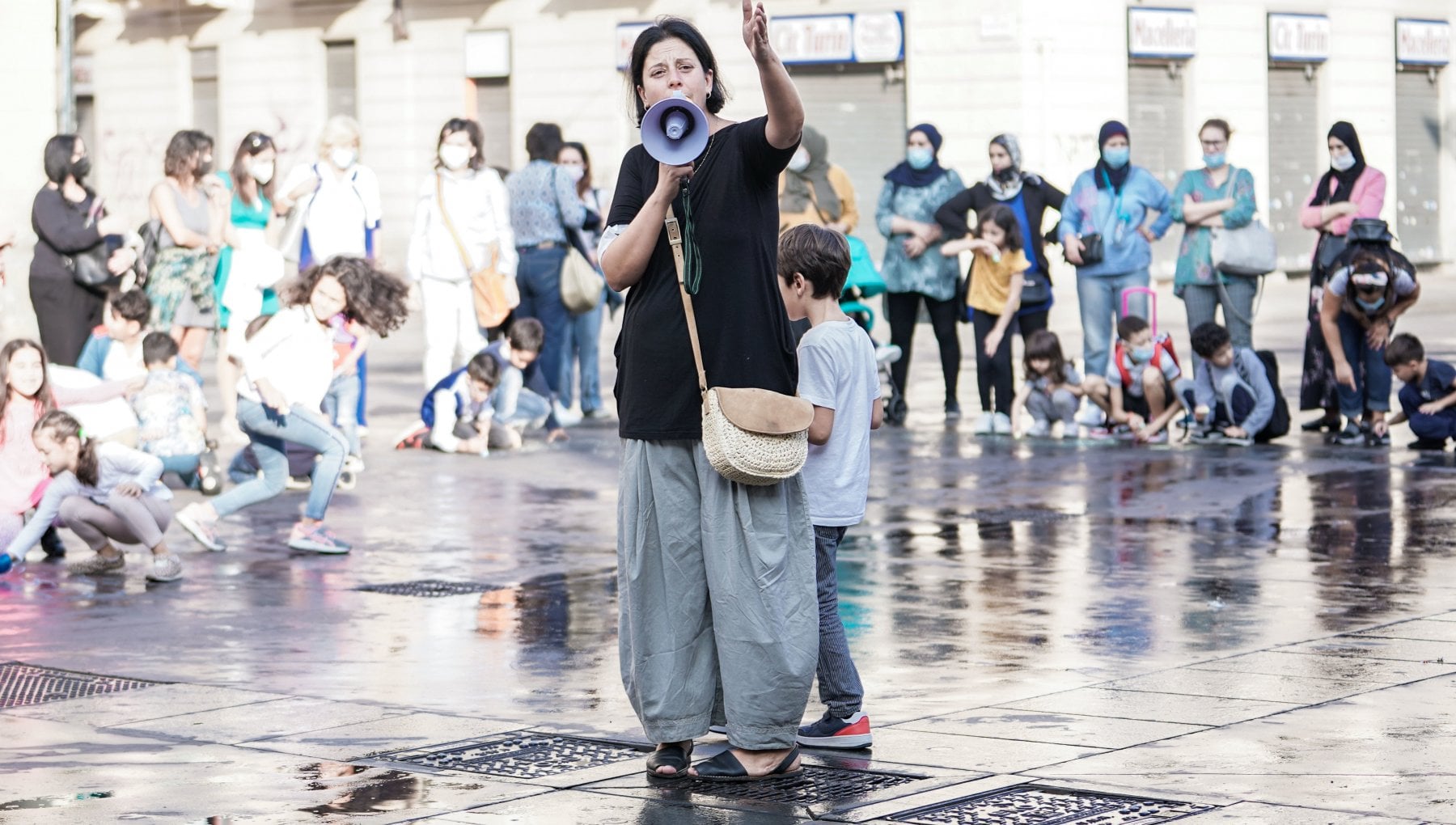 "No ai ladri di futuro": le mamme e i bambini di Barriera in piazza per i furti nelle aule - Vimarsana News