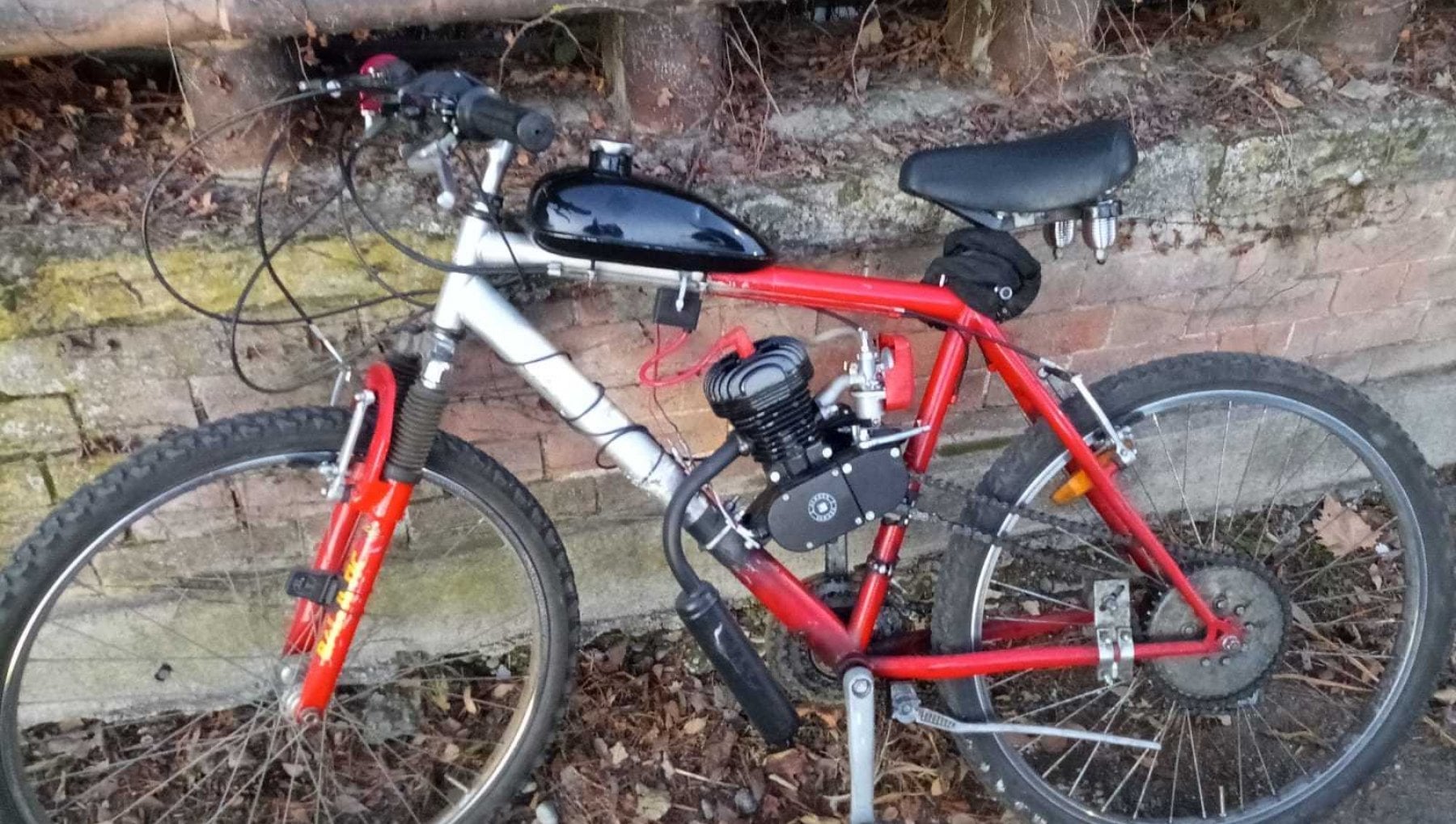 Trasforma la mountain bike in una moto, l'idea gli costa seimila euro di  multa - la Repubblica