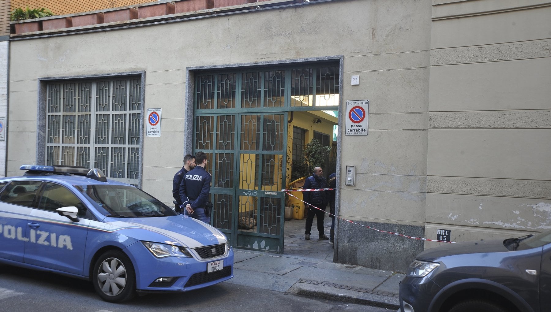 Torino Spara Al Volto Alla Moglie Durante Un Litigio Per Gelosia 