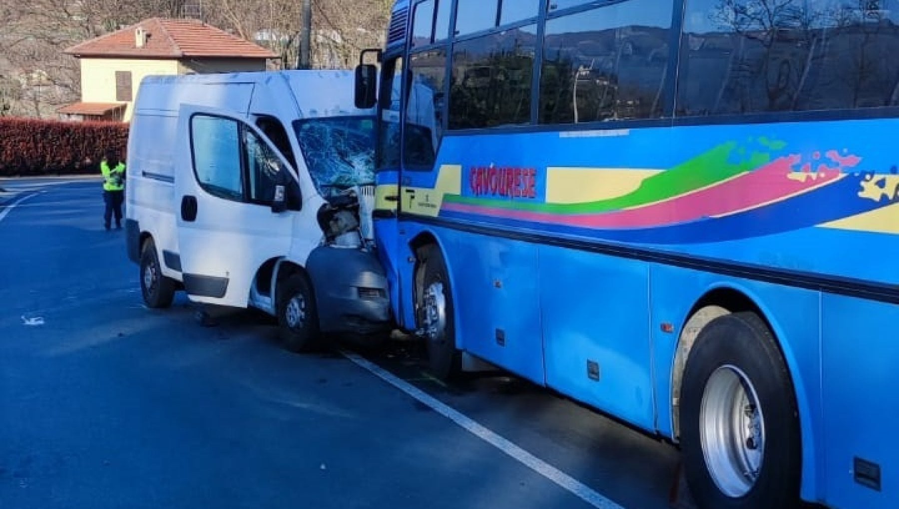 Scontro frontale tra scuolabus e furgone, sette feriti tra cui cinque ...