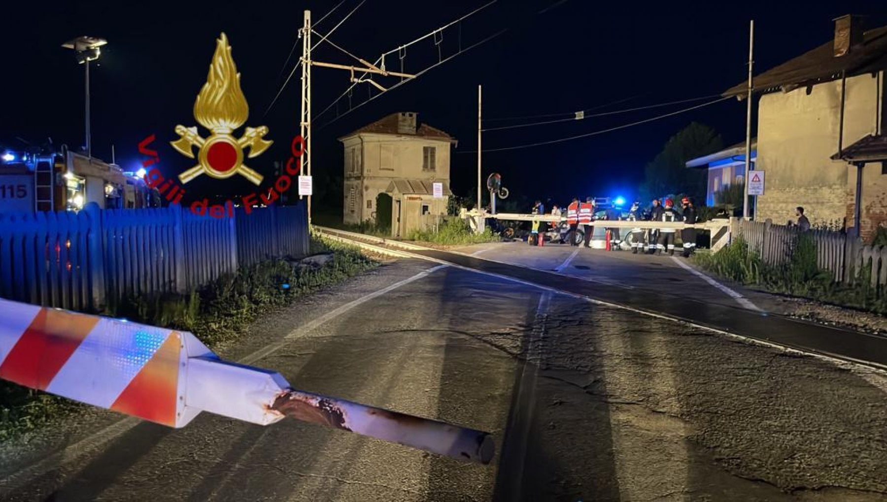Scontro tra moto e auto a un passaggio a livello, muore un centauro ...