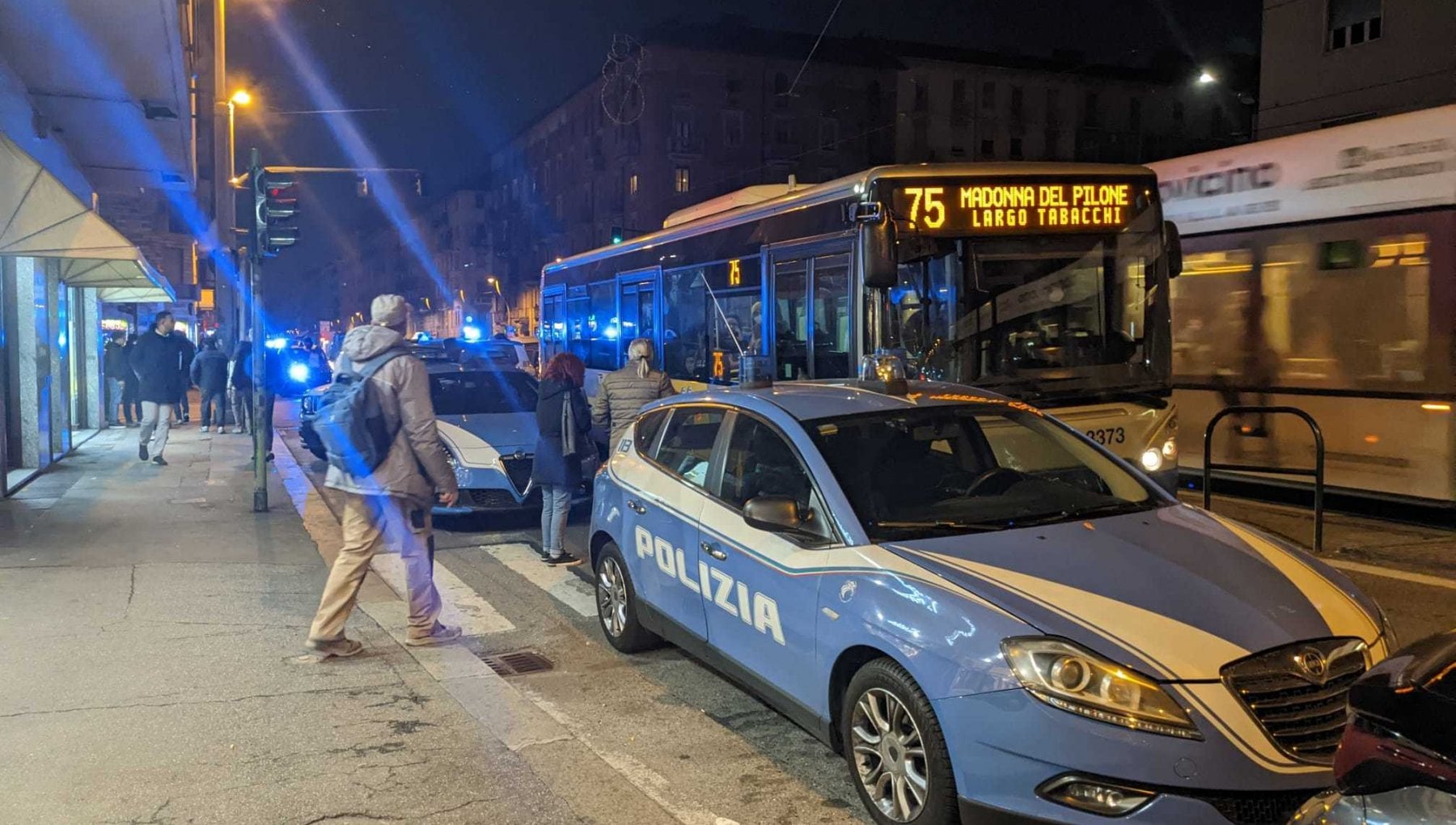 Torino Bimbo Di Un Anno E Mezzo Precipita Da Un Palazzo Ricoverato In 