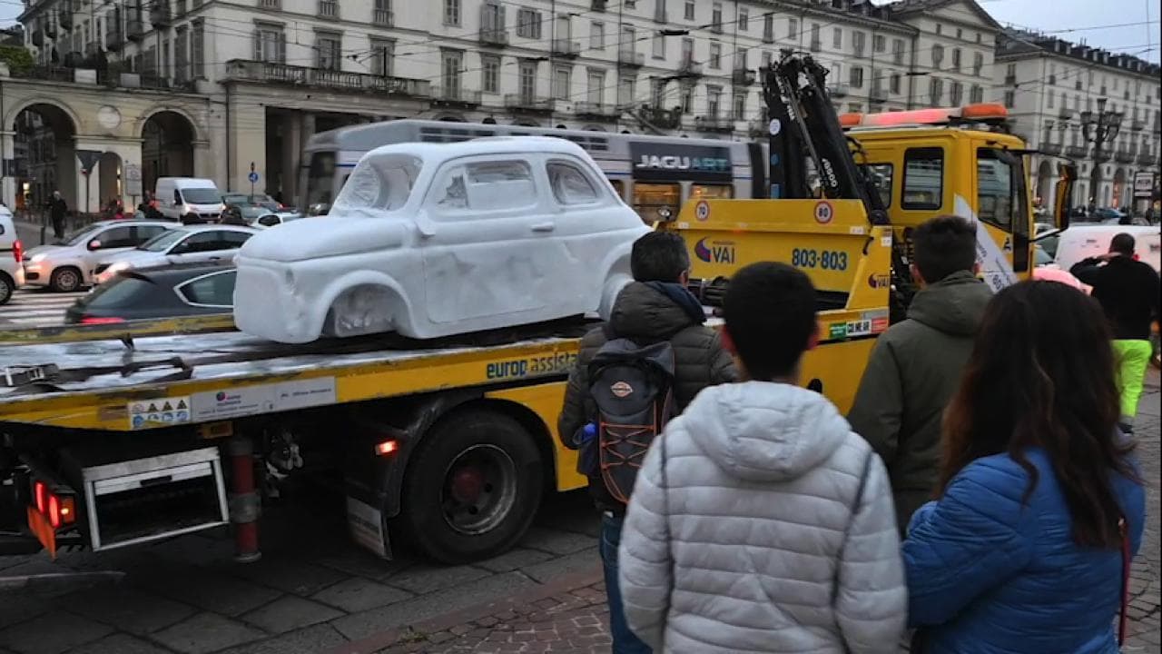 Sorpresa! Una 500 di marmo nel traffico del centro di Torino, ma è l'opera di un giovane artista