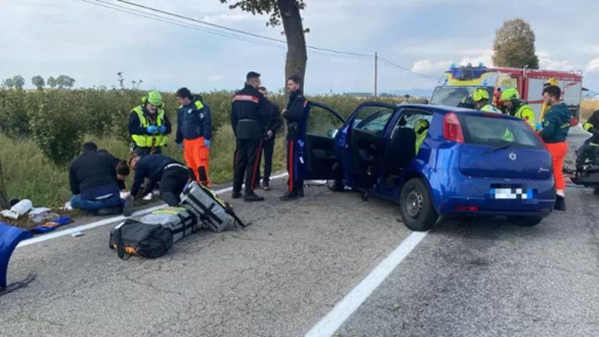 Auto contro albero, ferita mamma e due bambini - la Repubblica