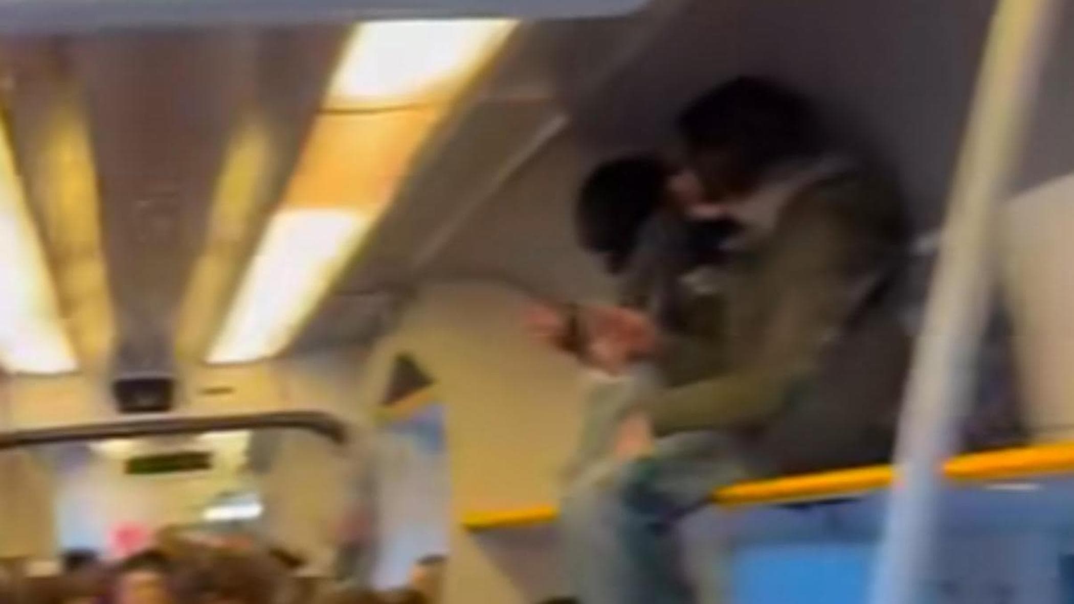 Ciriè- Germangnano hattındaki tren çok kalabalık olduğundan öğrenciler tavandaki raflara oturmak zorunda kalıyor