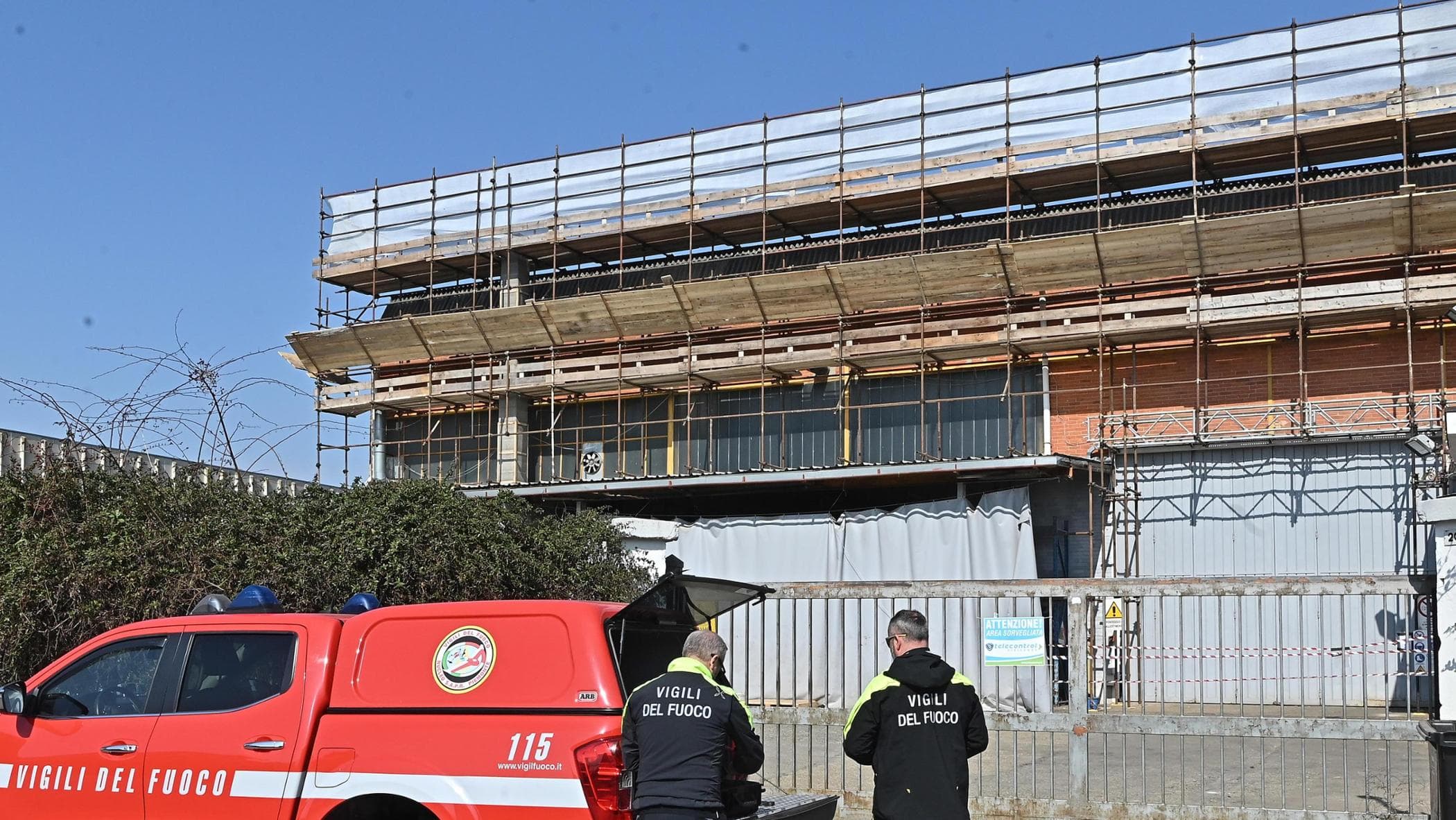 Operaio cade dal tetto e muore: i colleghi fingono che fosse a casa ...