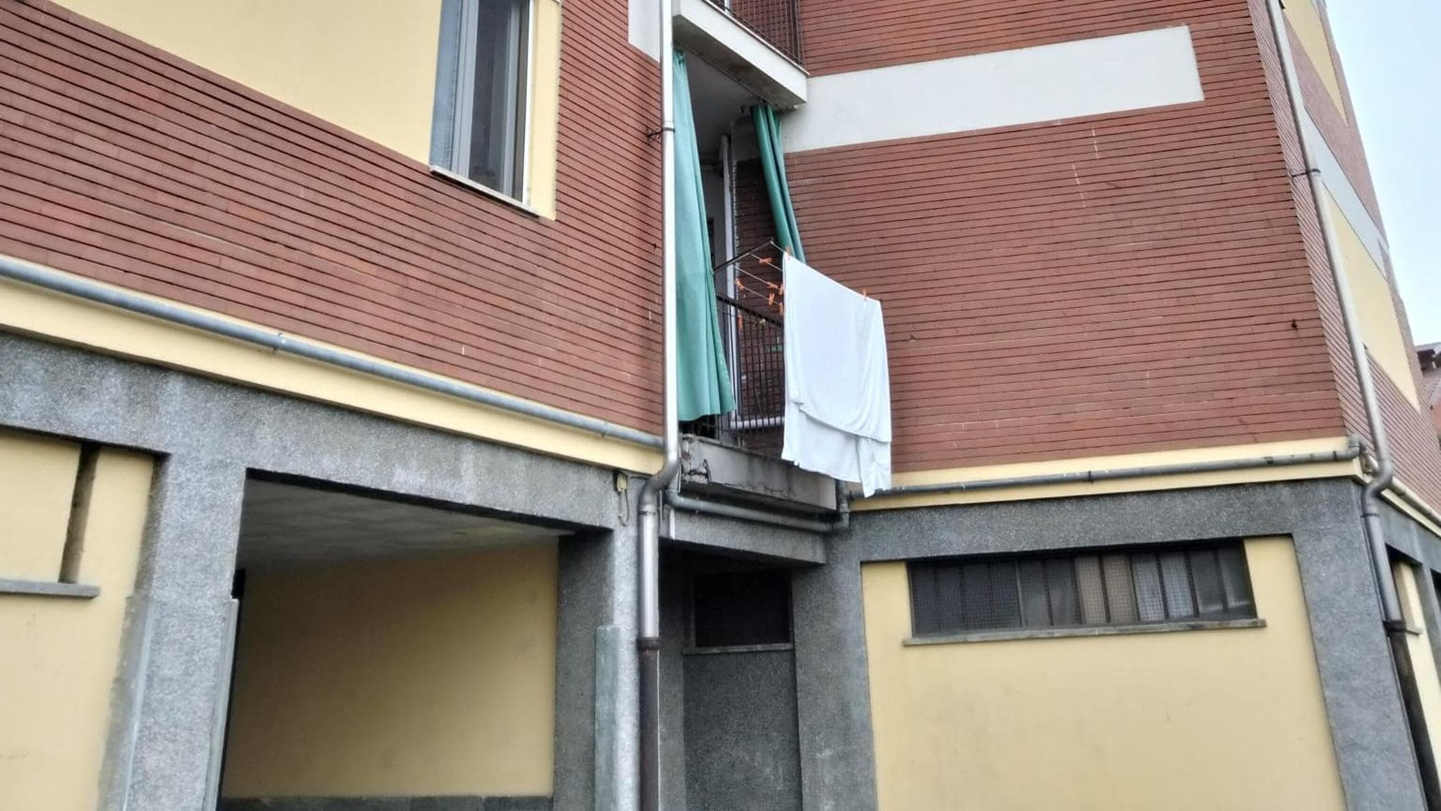 Asti'nin beşinci katından 12 yaşındaki kız. Hipotezler arasında zorbalık veya istismar