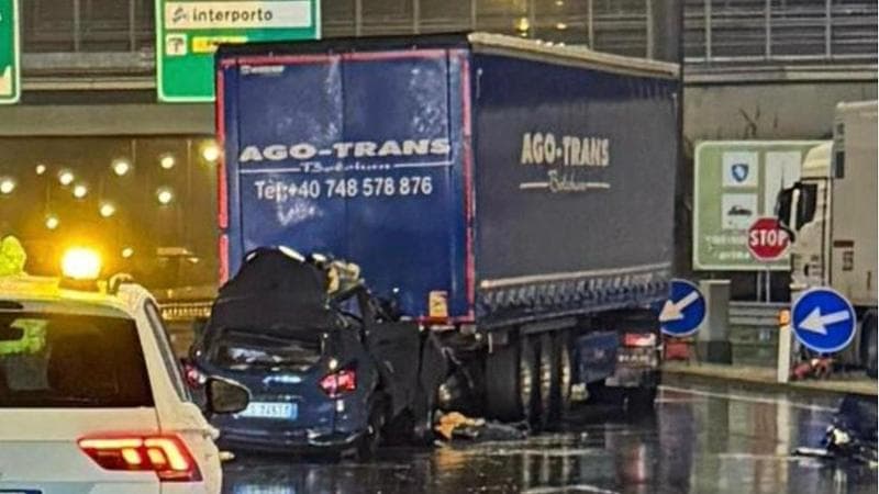 Tampona un camion in tangenziale, morto automobilista di 22 anni - la ...
