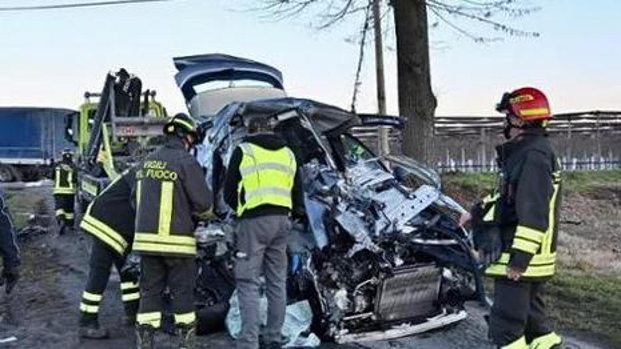 Auto contro camion, due ventenni morti e tre feriti a Savigliano - la ...