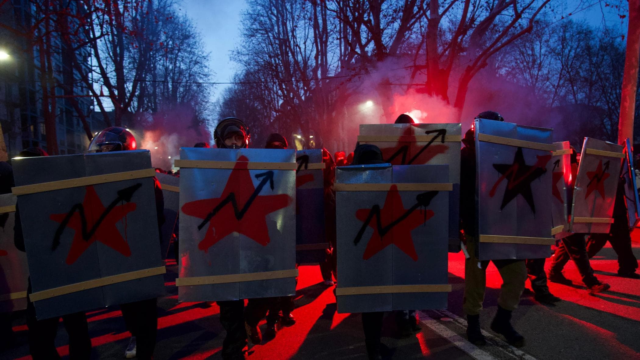 Torino sotto assedio per Askatasuna: blitz premeditato tra molotov, estintori e sassi che volavano