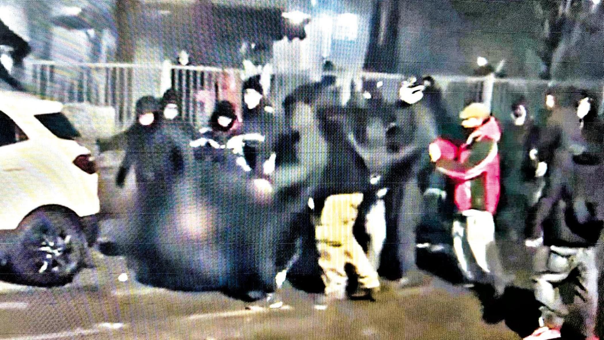 Torino, è caccia agli incappucciati, un arresto per l’agguato all’agente