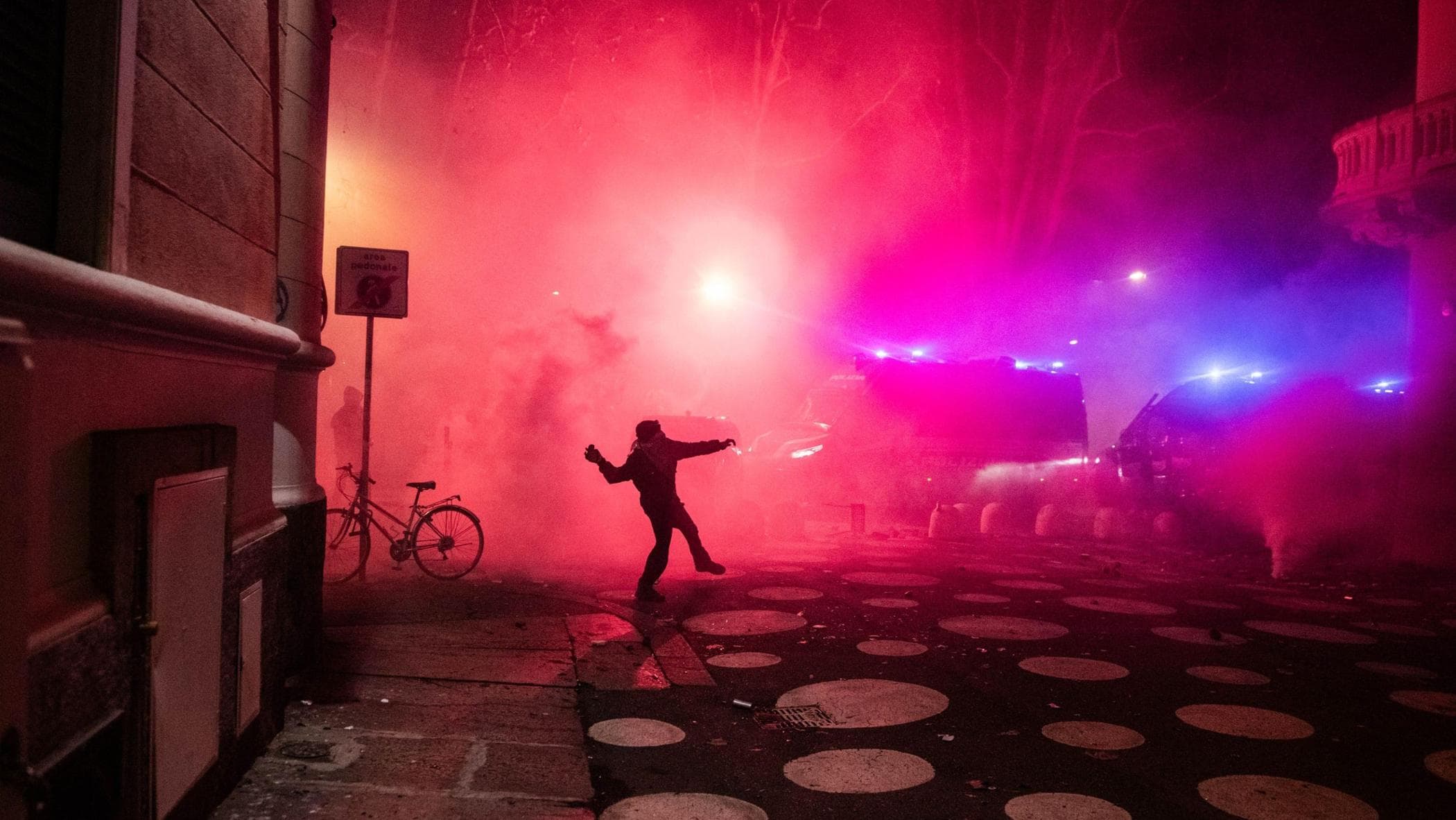 Scontri di Torino, cosa è accaduto nel chilometro di guerriglia. Chat Telegram, bidoni e l’agguato