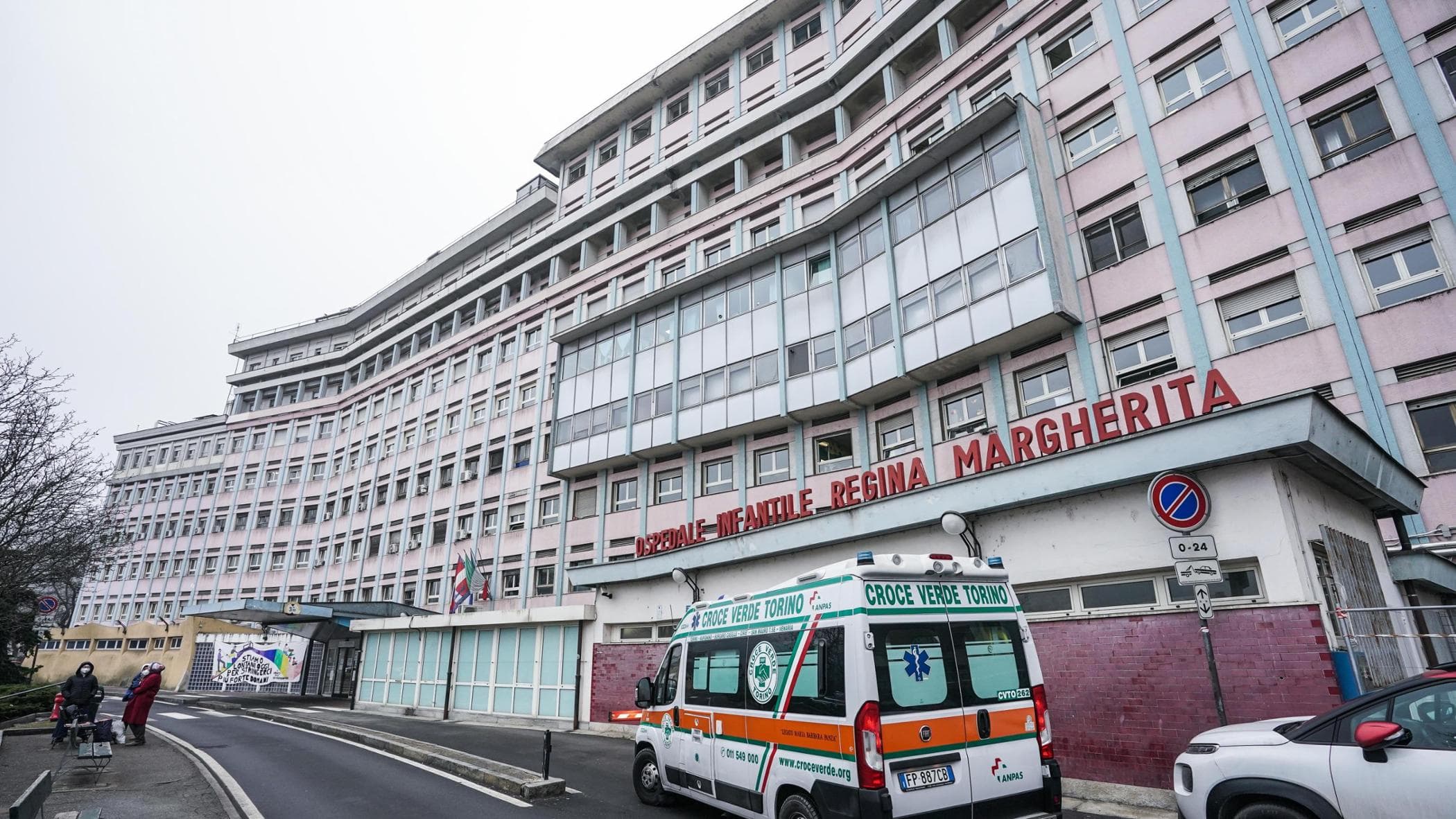 Cade dalle braccia della mamma, grave un neonato di cinque mesi