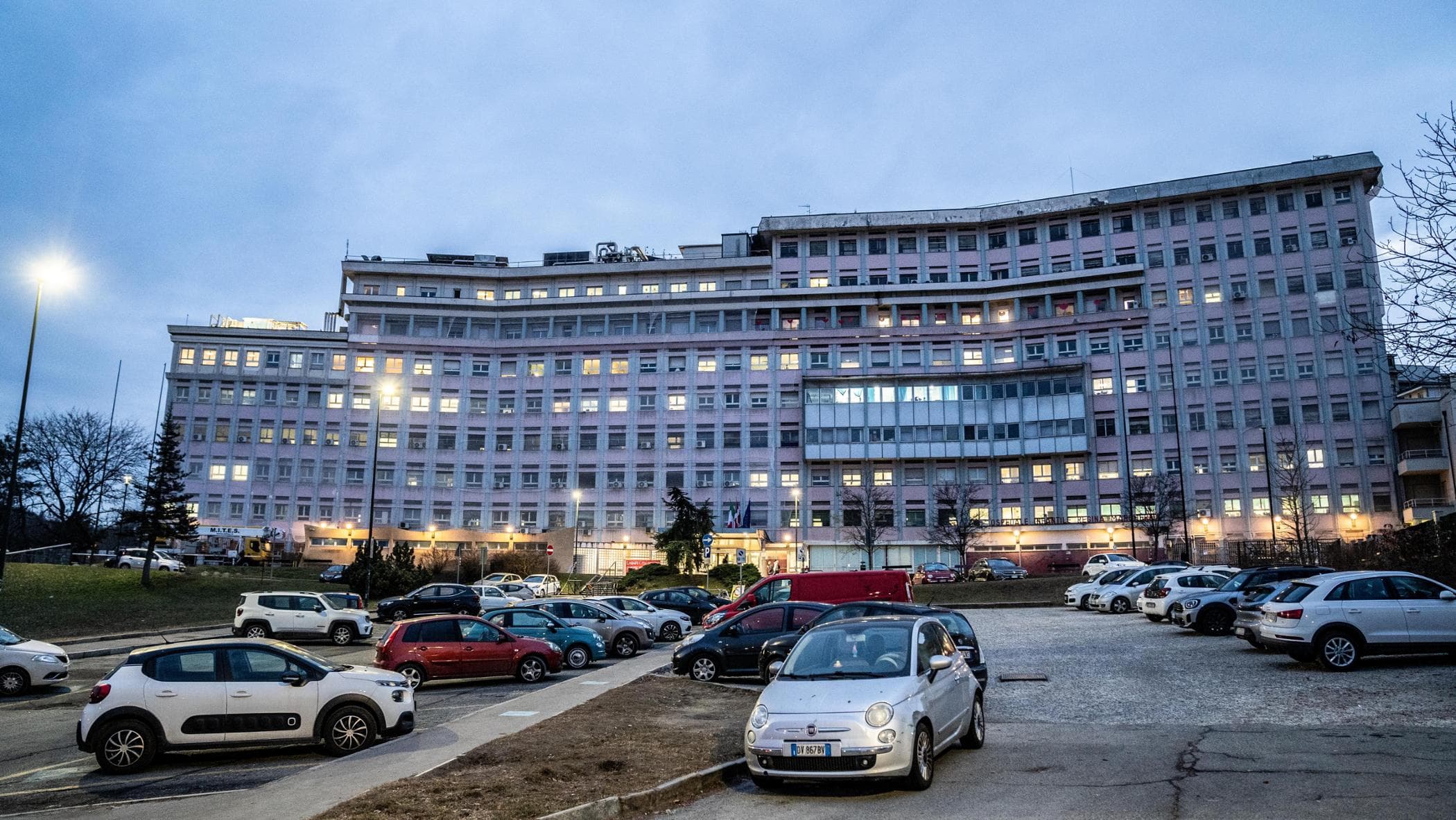 Neonato caduto con la madre, il piccolo Riccardo non ce l’ha fatta. Dubbi sul volo dalle scale