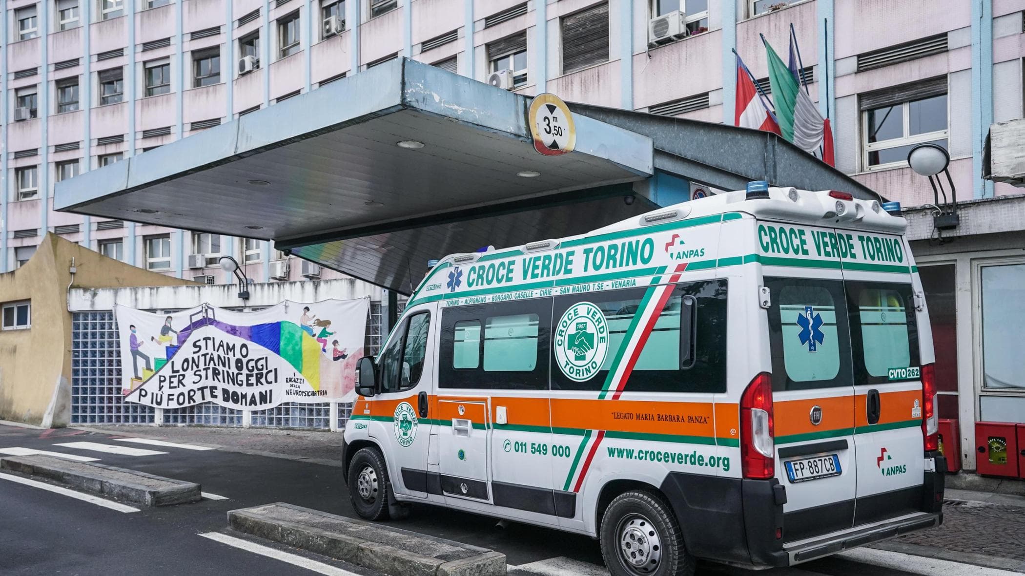 Neonato morto giù dalle scale a Pessione, aperta un’inchiesta per omicidio colposo