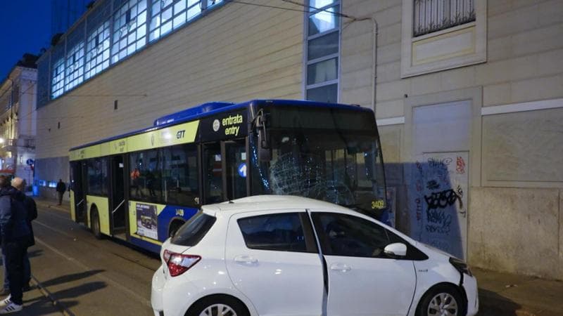 Incidente tra bus e auto in pieno centro a Torino: cinque feriti, due ...