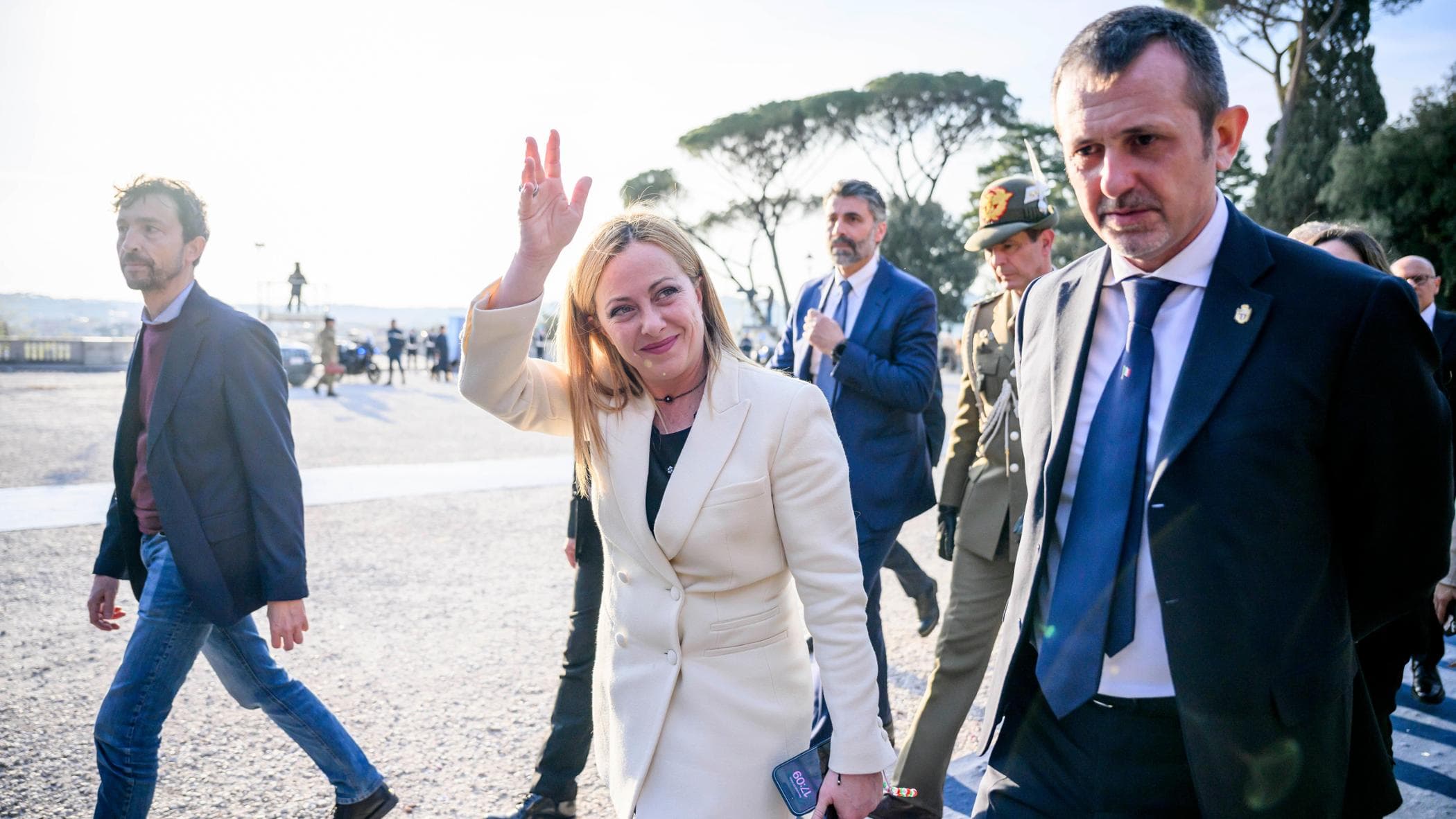 “Delmastro in affari con un condannato per mafia”: l’inchiesta sul clan Senese che imbarazza FdI