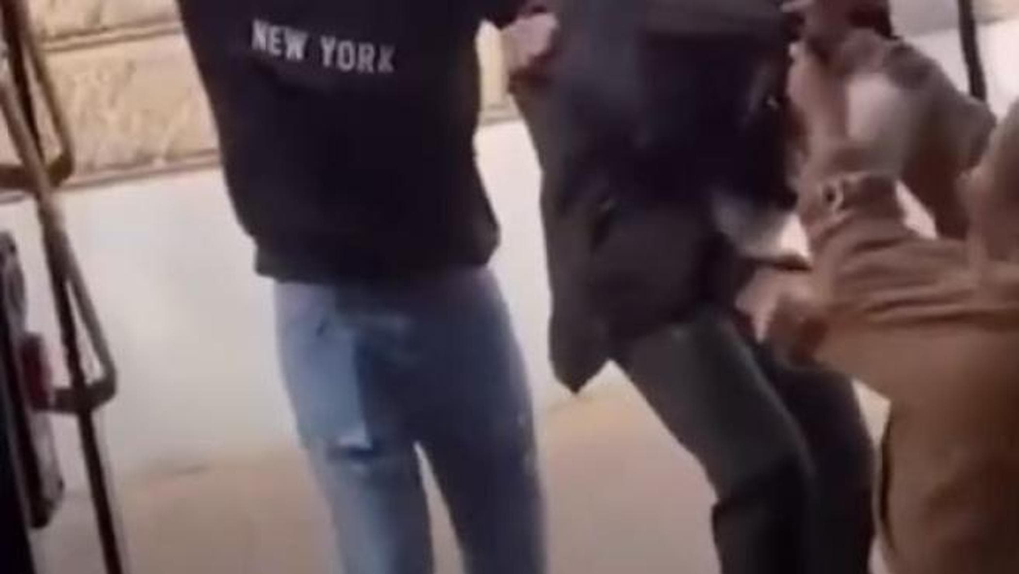 Aggredita sul bus davanti al figlio: colpita con una cintura, individuati due minorenni