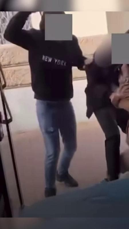 Oğlunun gözü önünde otobüste saldırıya uğradı: Kemerle vuruldu, iki çocuğun kimliği belli oldu