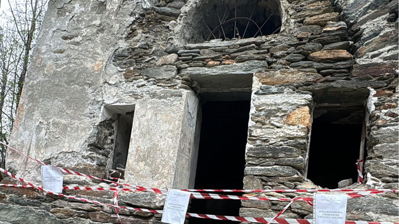 La pequeña iglesia en ruinas donde ocurrió el feminicidio