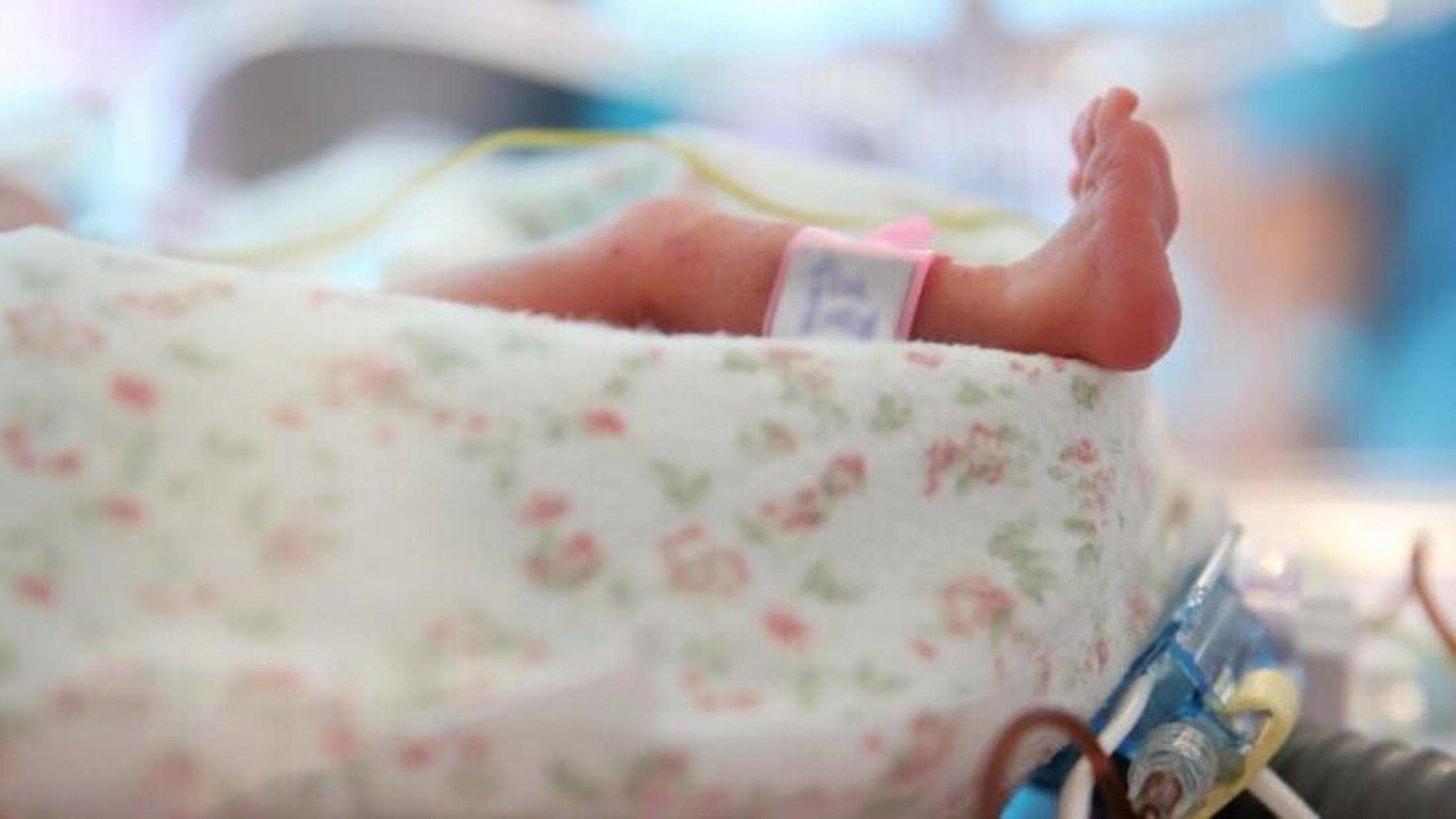 Novara, neonato morì per maltrattamenti, giovane coppia arrestata in Svizzera