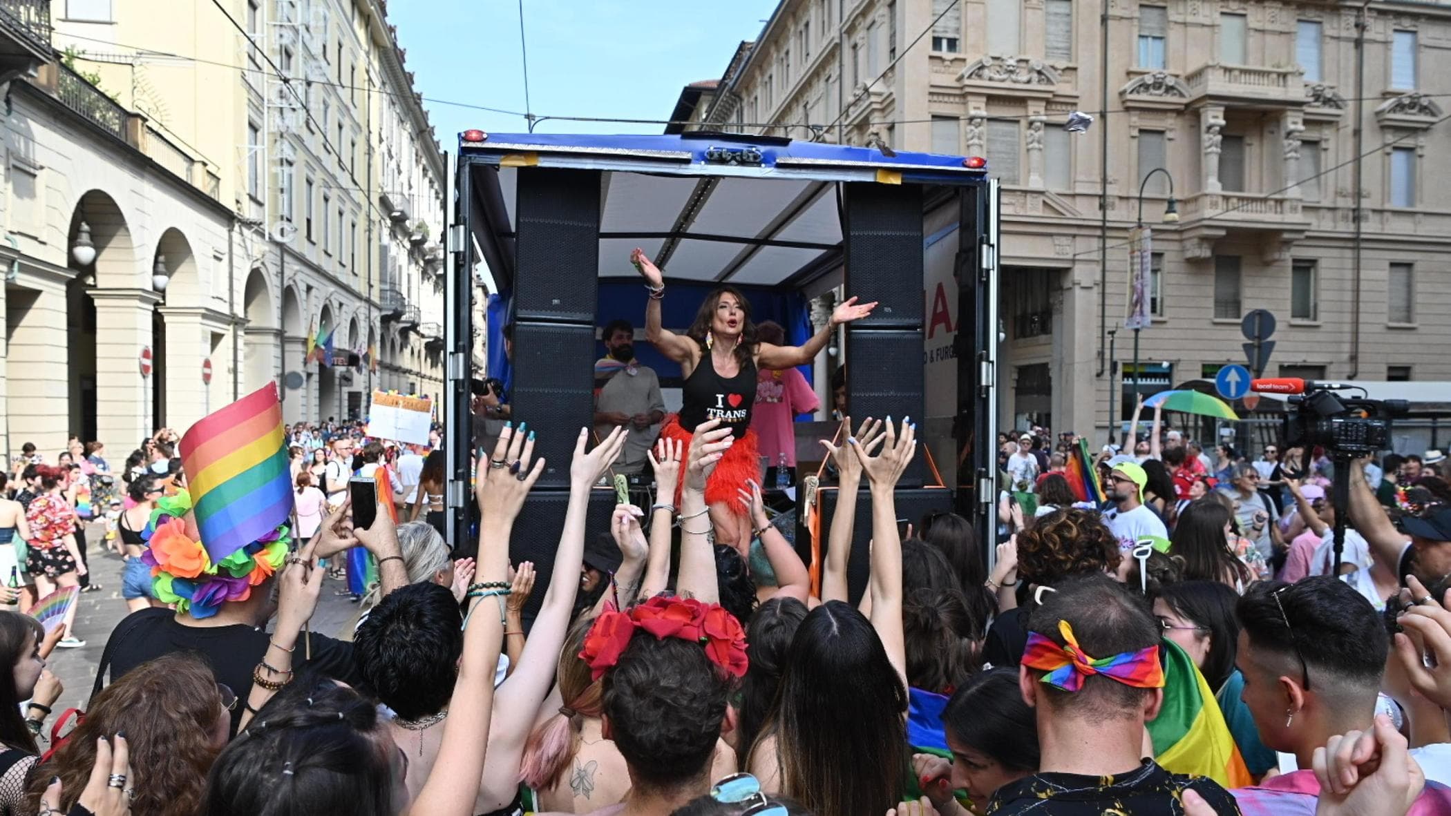 Indossa lo zaino arcobaleno: giurato di Lovers insultato e preso a schiaffi in centro a Torino
