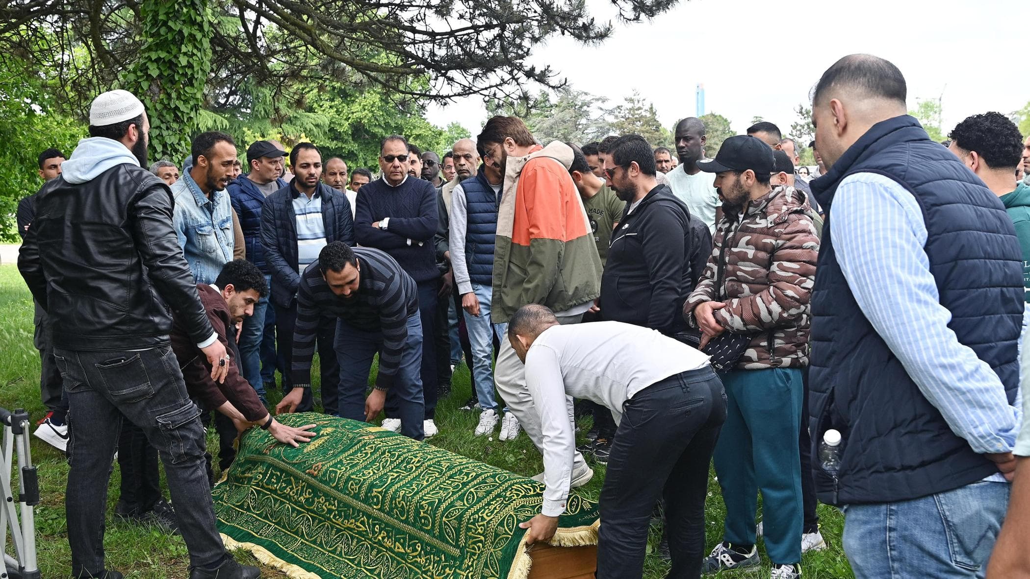 Rabbia e lacrime ai funerali di Adnan, il rider caduto in collina: “È ...