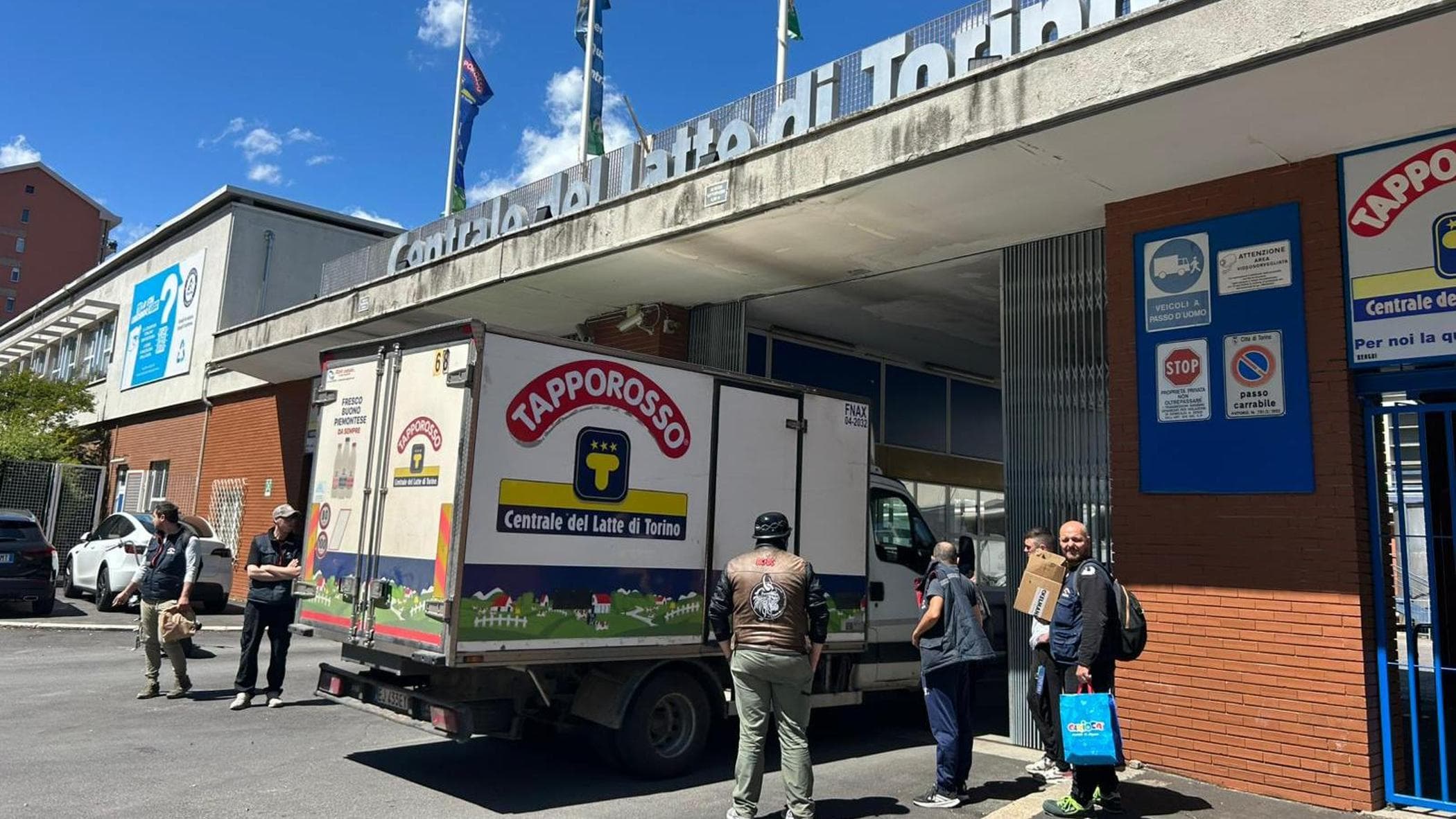 Incidente sul lavoro alla Centrale del latte, uomo muore travolto da materiali e batte la testa