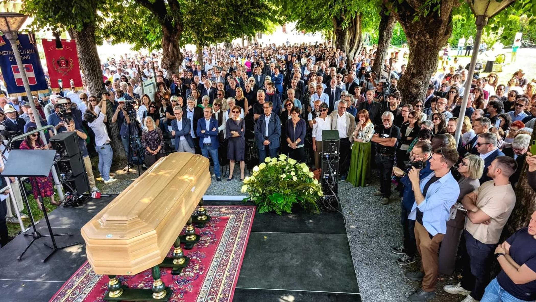 Pollenzo si ferma per Carlin Petrini: sotto gli alberi l’addio laico al padre di Slow Food